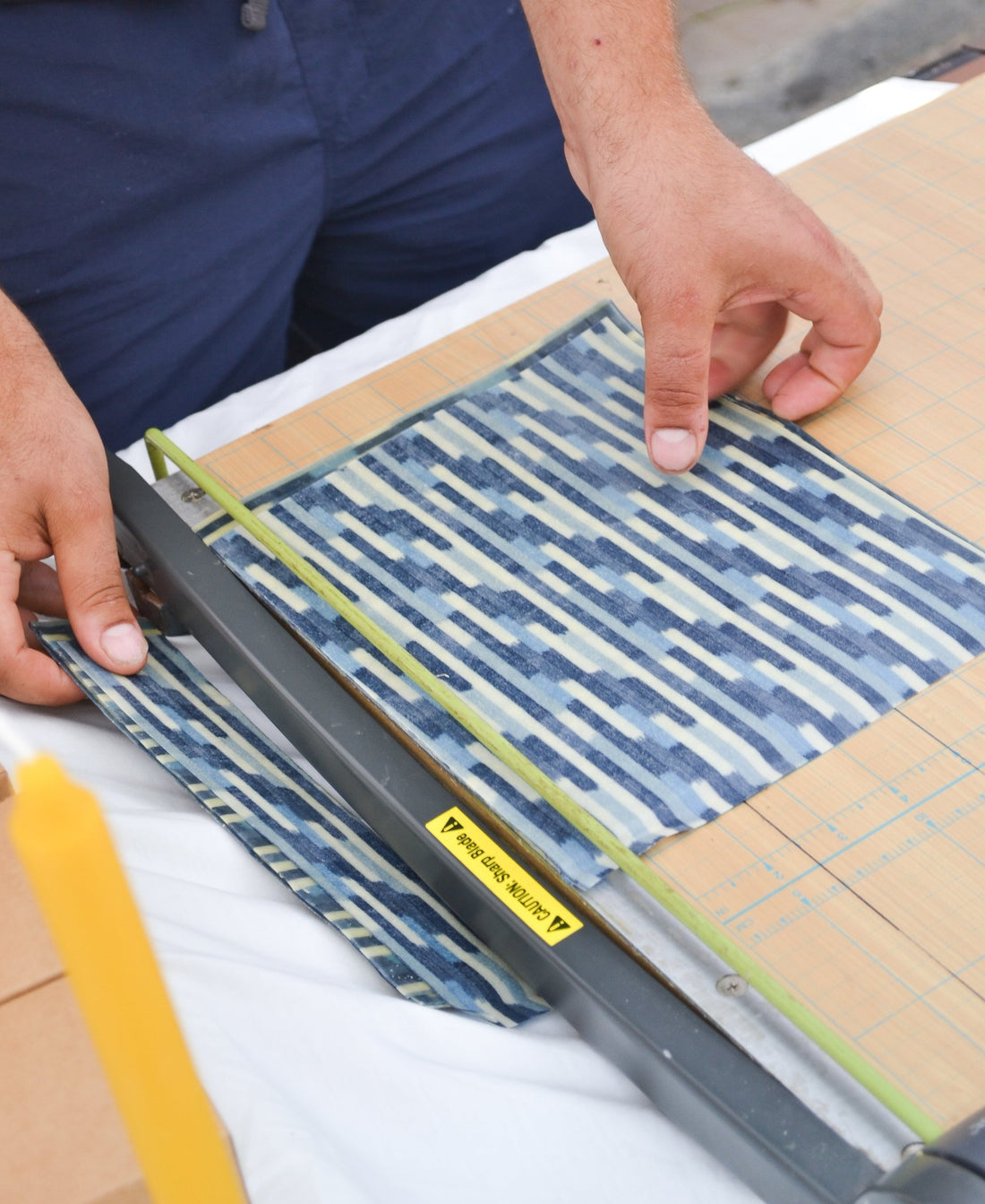 une personne qui découpe emballage alimentaire