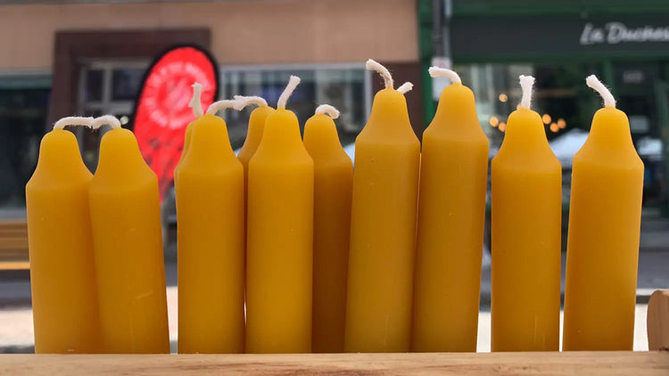 Bougies cierges en cire d'abeille Florimel & Cie sur une table de marché dehors