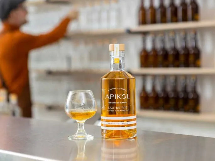 Bouteille d'Apikol Eau de Vie au Miel Caramélisé par Apikol, Hydromellerie et Distillerie Urbaine à Québec - Spiritueux artisanaux et hydromel de qualité dans le quartier Saint-Roch.