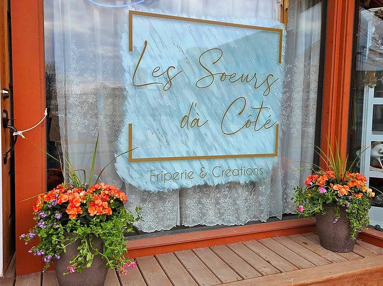 Devanture de la boutique Les Sœurs d'à Côté - Friperie créative au cœur de Mont-Joli. Vêtements et accessoires seconde main, produits artisanaux locaux et ateliers créatifs.