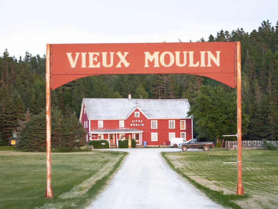 Entrée de l'Hydromellerie du Vieux Moulin à Sainte-Flavie - Entreprise familiale spécialisée dans les abeilles, en hydromel et spiritueux artisanaux