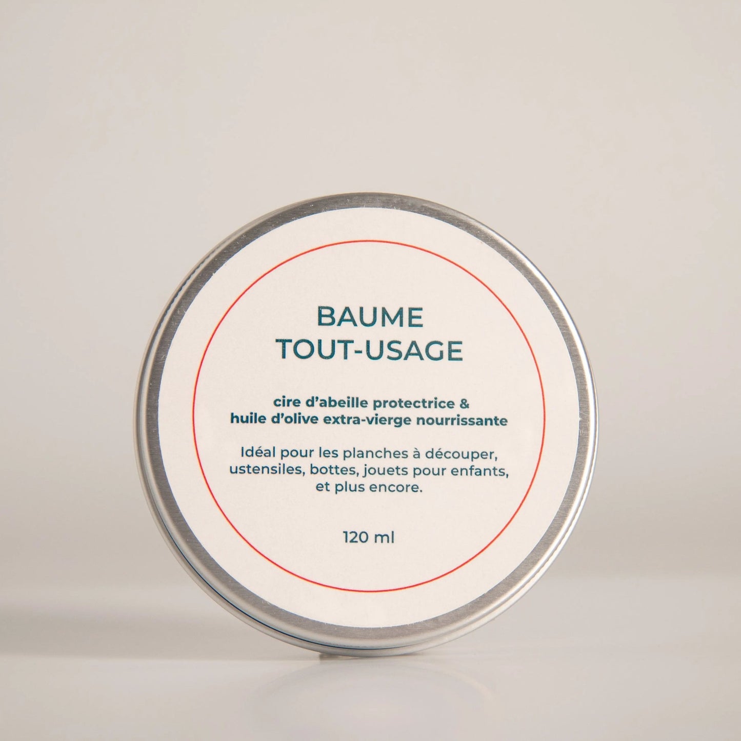 Baume tout usage en cire d'abeille protectrice et huile d'olive extra-vierge nourrissante, fabriqué artisanalement en Gaspésie, Québec. Idéal pour les planches à découper, ustensiles, bouteilles, jouets pour enfants, et plus encore. Contenant de 120 ml.