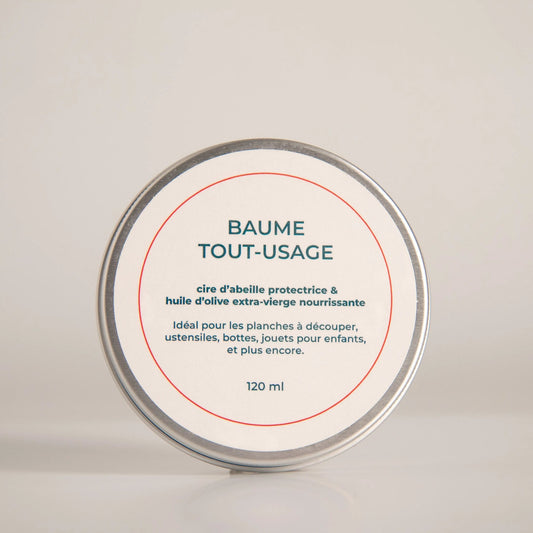 Baume tout usage en cire d'abeille protectrice et huile d'olive extra-vierge nourrissante, fabriqué artisanalement en Gaspésie, Québec. Idéal pour les planches à découper, ustensiles, bouteilles, jouets pour enfants, et plus encore. Contenant de 120 ml.