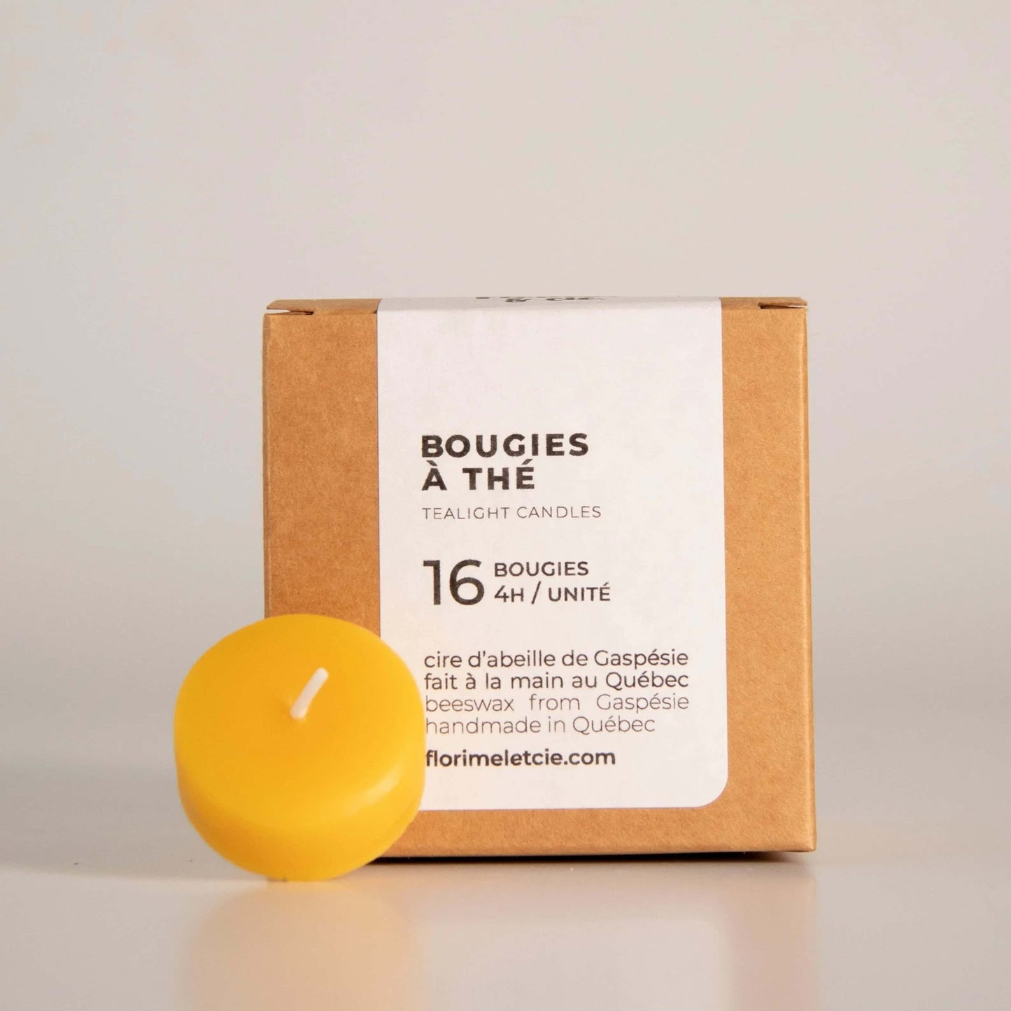 Boîte de bougies à thé en cire d'abeille, fabriquées artisanalement à la main en Gaspésie, Québec. Paquet de 16 bougies chauffe-plat pour une ambiance chaleureuse et naturelle.