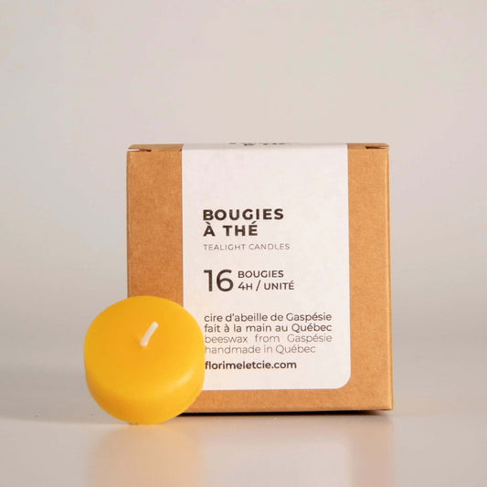 Boîte de bougies à thé en cire d'abeille, fabriquées artisanalement à la main en Gaspésie, Québec. Paquet de 16 bougies chauffe-plat pour une ambiance chaleureuse et naturelle.