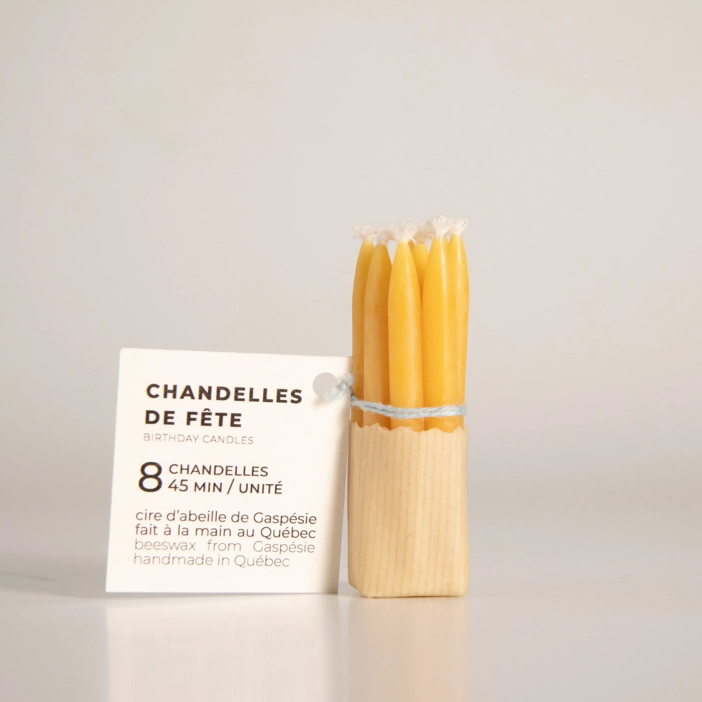 Chandelles de fête en cire d'abeille, fabriquées artisanalement à la main en Gaspésie, Québec. Paquet de 8 bougies pour célébrations, en beeswax naturel.