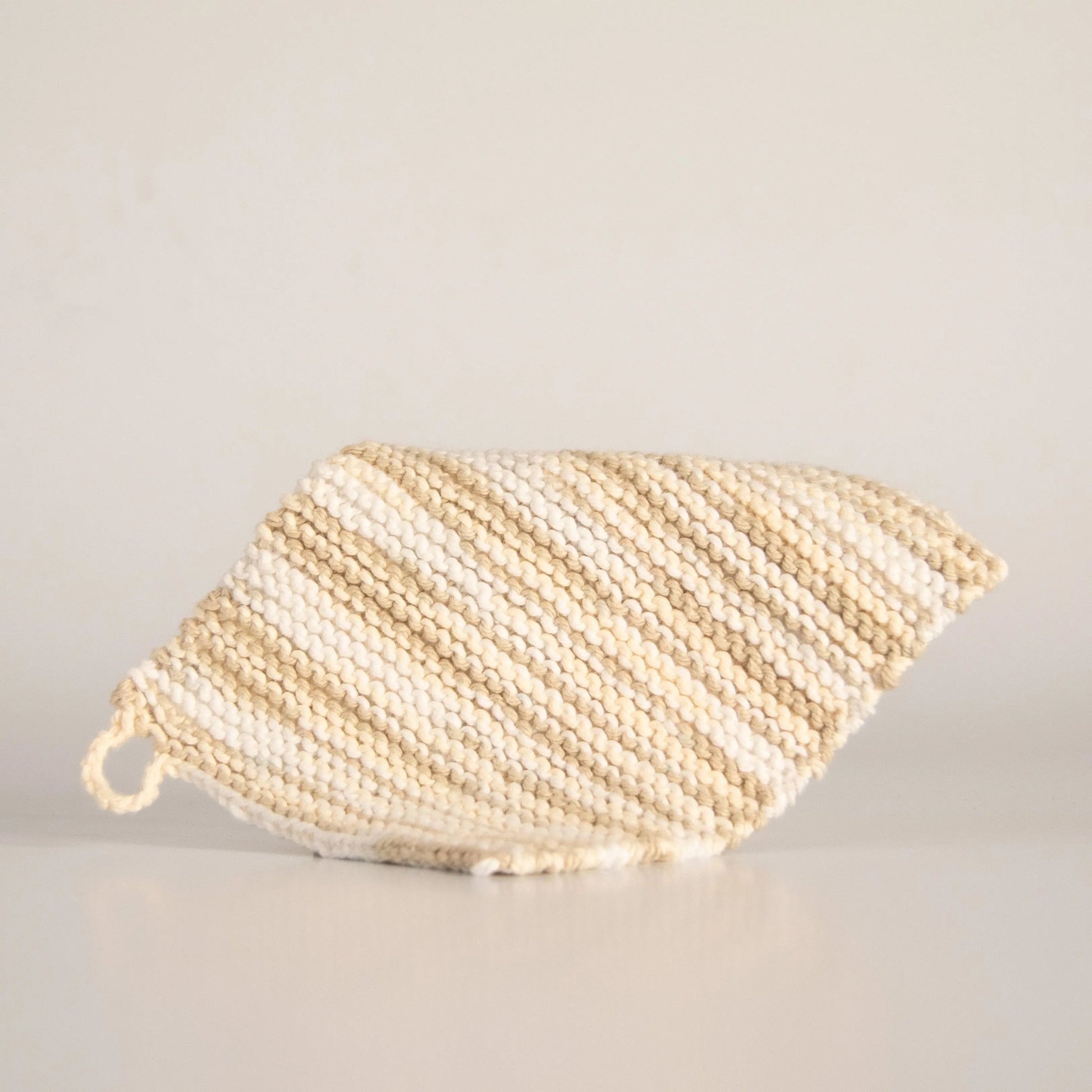 Linge tout usage tricoté à la main au Québec par Mamie Louise. Fabriqué en coton, idéal pour la vaisselle ou le nettoyage de la maison.