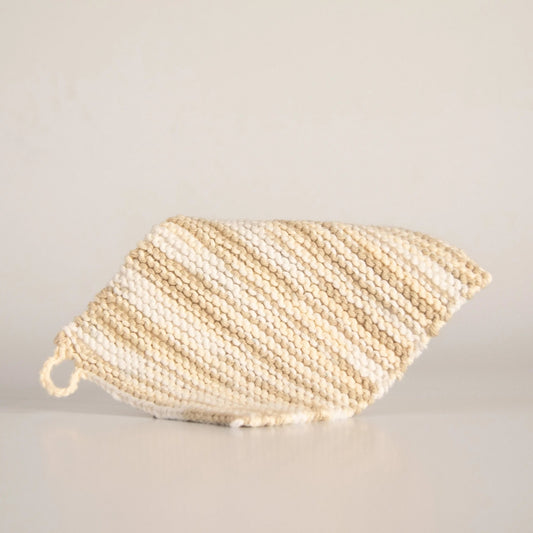 Linge tout usage tricoté à la main au Québec par Mamie Louise. Fabriqué en coton, idéal pour la vaisselle ou le nettoyage de la maison.