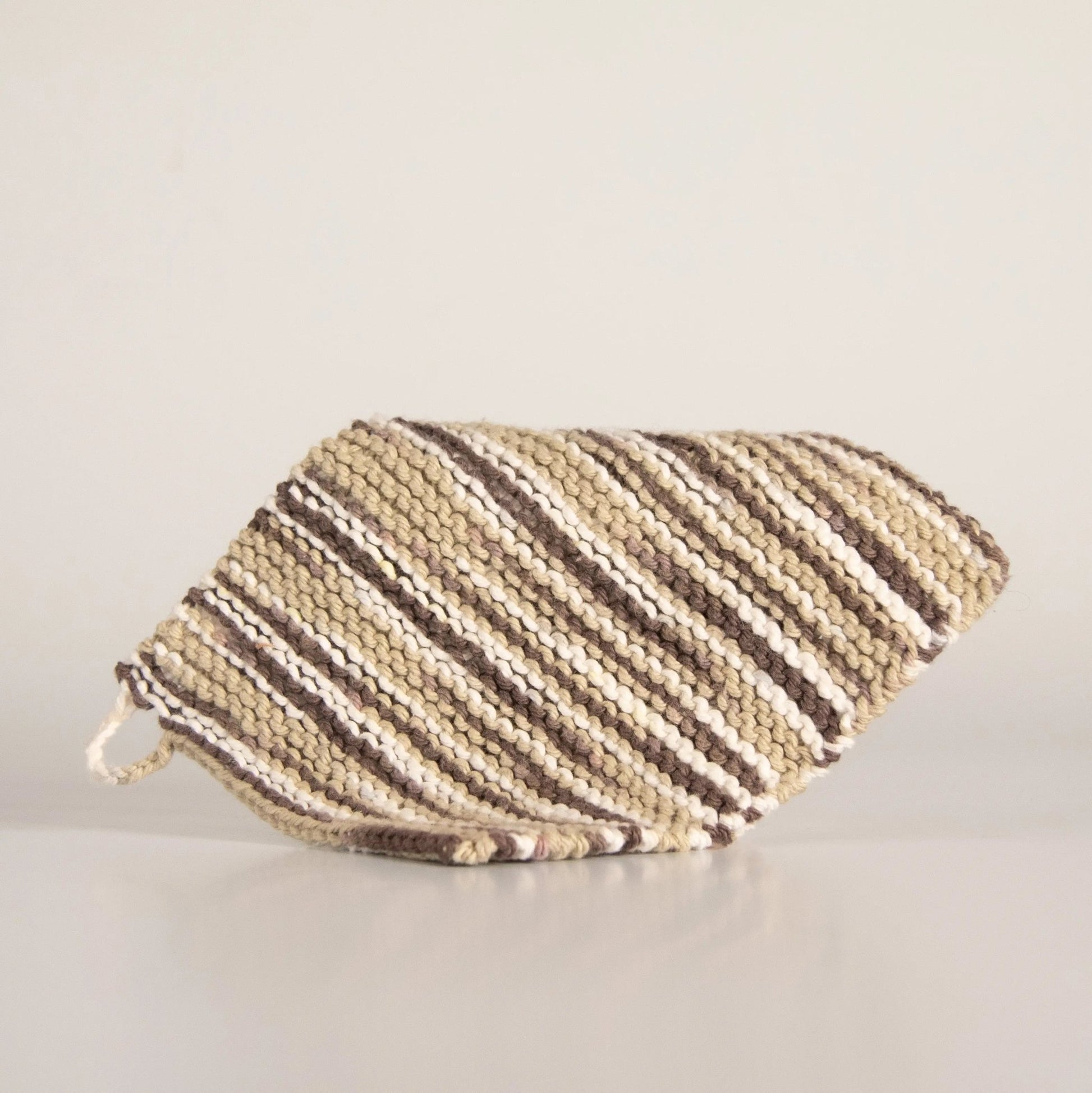 Linge tout usage tricoté à la main au Québec par Mamie Louise. Fabriqué en coton, idéal pour la vaisselle ou le nettoyage de la maison.