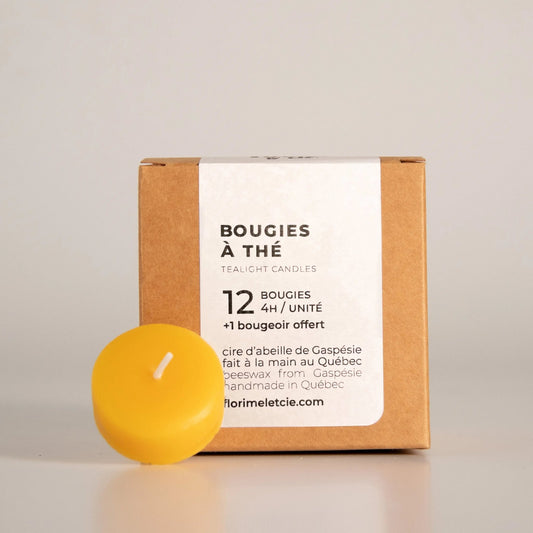 Boîte de bougies à thé en cire d'abeille, fabriquées artisanalement à la main en Gaspésie, Québec. Paquet de 12 bougies chauffe-plat pour une ambiance chaleureuse et naturelle.
